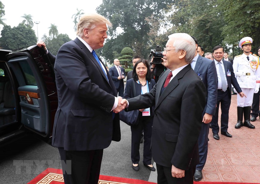 Tổng Bí thư, Chủ tịch nước Nguyễn Phú Trọng đón Tổng thống Hoa Kỳ Donald Trump. (Ảnh: Trí Dũng/TTXVN)