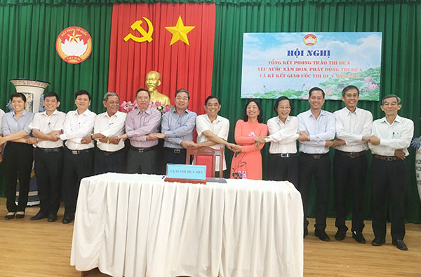 Ban thường trực Ủy ban MTTQ Việt Nam các huyện, thị xã, thành phố ký kết thi đua năm 2019. 