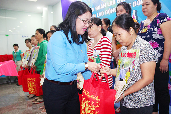 Chủ tịch Liên đoàn Lao động tỉnh Nguyễn Thị Như Ý tặng quà cho công nhân lao động khó khăn trong tỉnh nhân dịp Tết Nguyên đán 2019