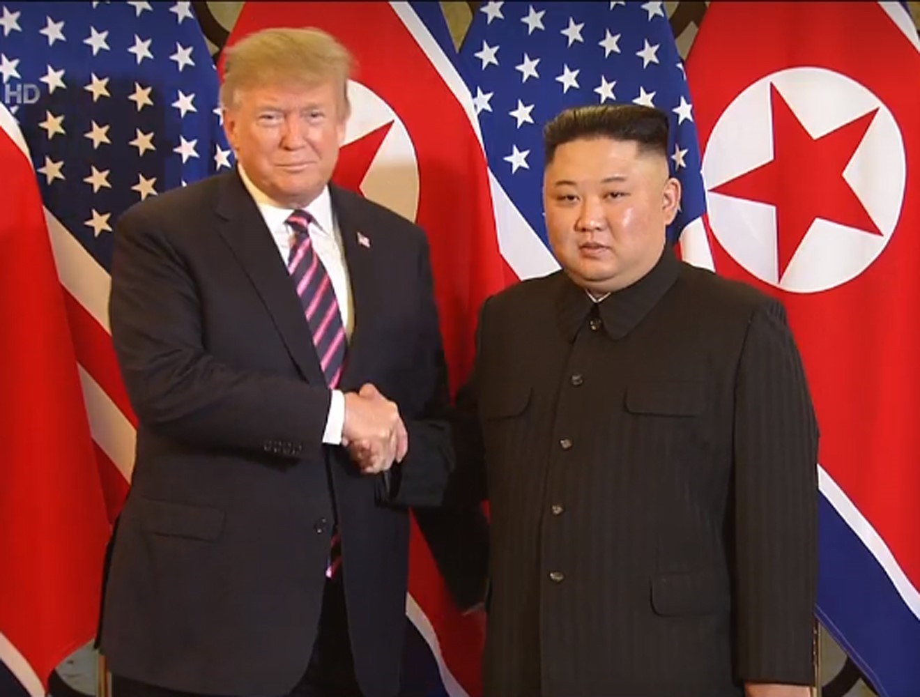 Tổng thống Mỹ Donald Trump và Chủ tịch Triều Tiên Kim Jong-un bắt tay nhau - cái bắt tay lịch sử tại Hà Nội - Ảnh TTXVN.jpg