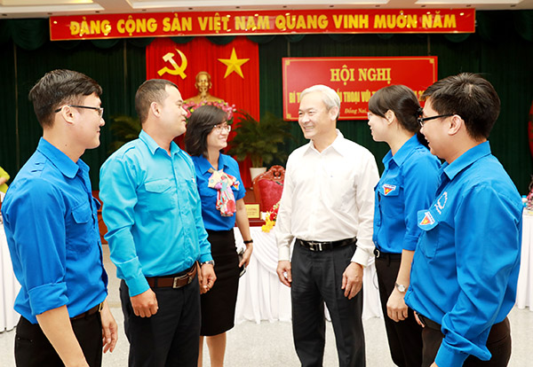 Đồng chí Nguyễn Phú Cường, Ủy viên Trung ương Đảng, Bí thư Tỉnh ủy, Chủ tịch HĐND tỉnh gặp gỡ, đối thoại với thanh niên