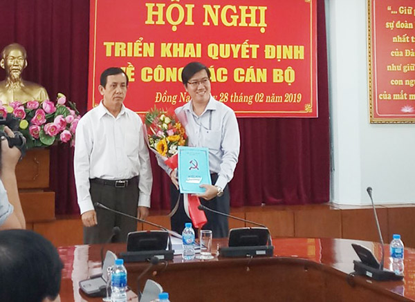 Đồng chí Bùi Thanh Nam (bên phải) nhận quyết định luân chuyển cán bộ từ Ban TVTU.