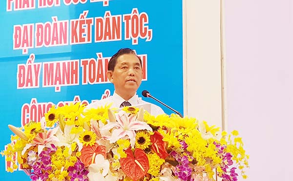 Chủ tịch Ủy ban MTTQ Việt Nam tỉnh Huỳnh Văn Tới phát biểu tại đại hội.
