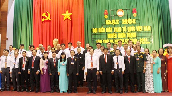Các vị ủy viên Ủy ban MTTQ Việt Nam huyện Nhơn Trạch khóa VI ra mắt đại hội.