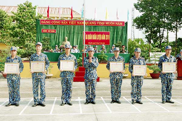 Lãnh đạo Căn cứ 696 (Vùng 2 Hải quân) khen thưởng cho các tập thể đã tích tham gia chữa cháy tại địa bàn đóng quân thời gian qua. Ảnh: Đình Thảo.