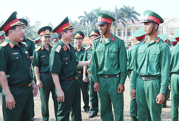Trung tướng Đỗ Căn (đứng giữa), Phó Chủ nhiệm Tổng cục Chính trị QĐND Việt Nam cùng động viên các chiến sĩ mới Trung đoàn 2 (Sư đoàn 9, Quân đoàn 4). Ảnh: Lê Cầu.