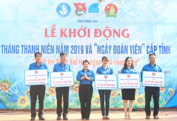 Phó bí thư thường trực Tỉnh đoàn Nguyễn Thanh Hiền trao bảng tượng trưng cầu dân sinh cho các đơn vị