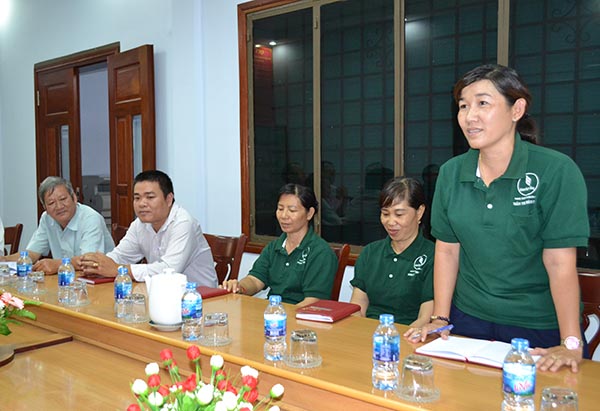 Các đảng viên Chi bộ Công ty cổ phần cao su Hàng Gòn (thuộc Đảng bộ Tổng công ty cao su Đồng Nai) tham gia đóng góp ý kiến vào công tác lãnh đạo của cấp ủy đối với nhiệm vụ sản xuất - kinh doanh của đơn vị. Ảnh: T.L 