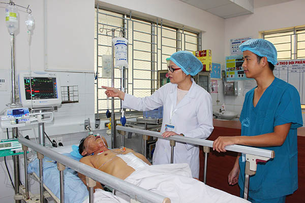 Phó giám đốc Bệnh viện đa khoa Thống Nhất Nguyễn Thị Kim Loan truyền đạt những kiến thức liên quan đến hồi sức sau phẫu thuật cho bệnh nhân với một bác sĩ trẻ của Khoa Phẫu thuật gây mê hồi sức.