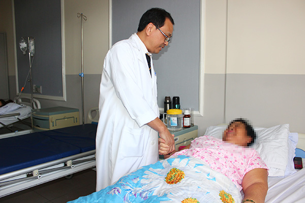 Bác sĩ Nguyễn Hiếu thăm hỏi sức khỏe bệnh nhân