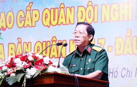 Đại tá Dương Hòa Hiệp, Chủ tịch Hội Cựu chiến binh tỉnh Đồng Nai thay mặt các cán bộ cao cấp quân đội nghỉ hưu, nghỉ công tác trên địa bàn Quân khu 7 phát biểu tại buổi họp mặt. Ảnh: TTXVN