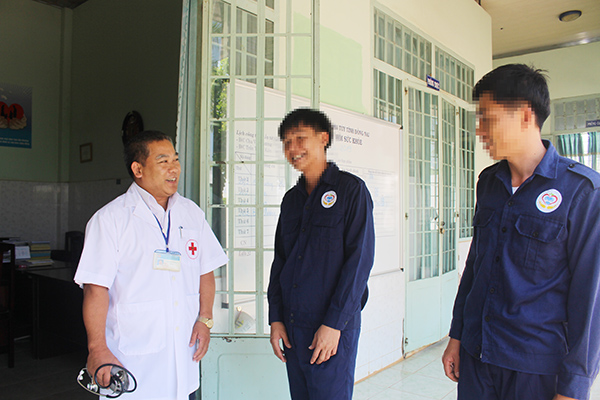 Không chỉ khám bệnh, bác sĩ Chu Văn Phương, còn dành thời gian để nói chuyện vui vẻ với các học viên ở Cơ sở điều trị cai nghiện ma túy Đồng Nai