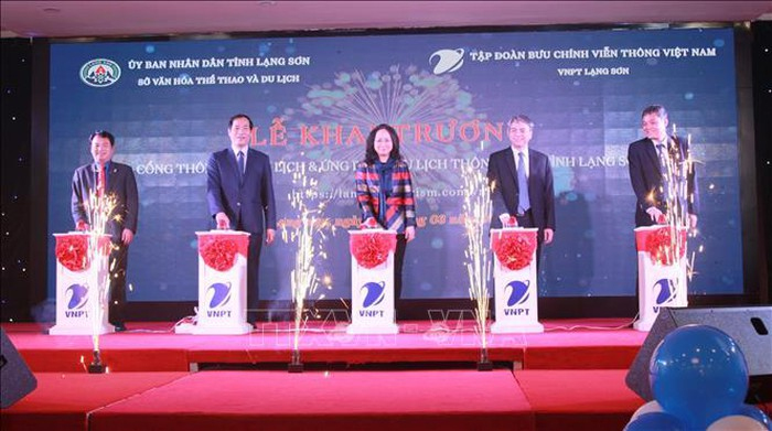 Các đại biểu bấm nút chính thức khai trương Cổng thông tin du lịch và ứng dụng du lịch thông minh tỉnh Lạng Sơn Ảnh: TL