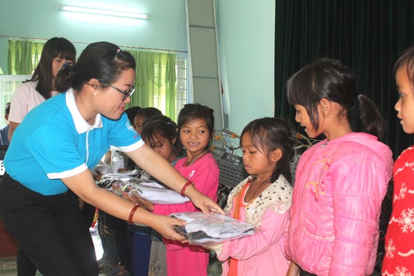 Đại diện Hội Liên hiệp phụ nữ tỉnh Đồng Nai tặng quần áo cho học sinh có hoàn cảnh khó khăn tại xã Đăk Nhoong, huyện Đăk Glei (tỉnh Kon Tum) trong chương trình Đồng hành cùng phụ nữ biên cương năm 2018 (Ảnh: Nga Sơn)
