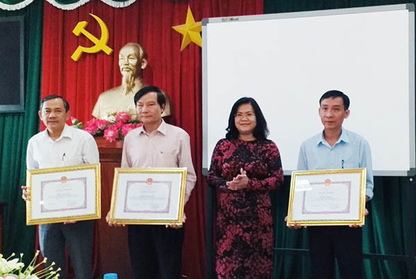 Phó chủ tịch UBND tỉnh Nguyễn Hòa Hiệp trao bằng khen cho các tập thể cá nhân.
