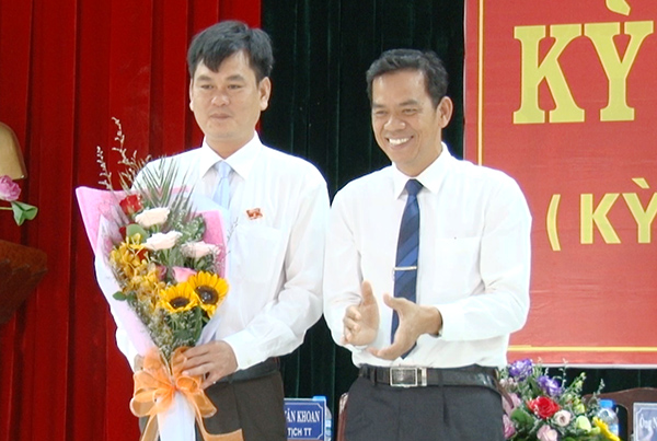 ông trần trung nhân bí thư huyện ủy tặng hoa chúc mừng ông nguyễn quang phương trúng cử chức danh phó chủ tịch ubnd huyện vĩnh cửu.