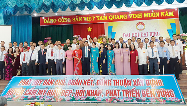 Các vị Ủy viên Ủy ban MTTQ Việt Nam huyện Cẩm Mỹ khóa IV ra mắt đại hội.