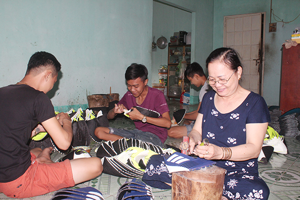 Bà Nguyễn Thị Kim Loan, ấp 1, xã Thạnh Phú (huyện Vĩnh Cửu) làm gia công giày da tại nhà 