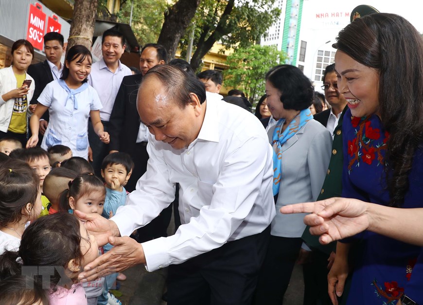 Thủ tướng Nguyễn Xuân Phúc gặp gỡ các trẻ em tại lễ phát động. (Ảnh: Thống Nhất/TTXVN)