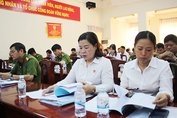 Ông Lê Quang Vinh, Giám đốc Trung tâm Trợ giúp pháp lý Nhà nước tỉnh (Sở Tư pháp) triển khai các chuyên đề đến các đại biểu.