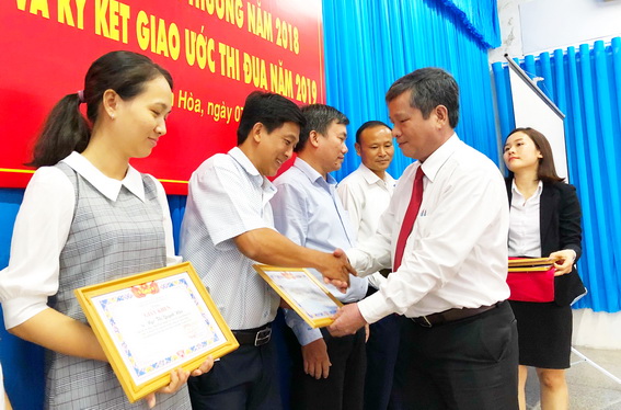 Tổng biên tập Báo Đồng Nai Nguyễn Tôn Hoàn trao khen thưởng cho cán bộ thi đua các đơn vị thuộc khối