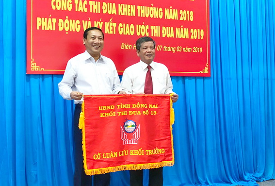Đơn vị Bệnh viện tâm thần trung ương 2 nhận bàn giao cờ luân lưu khối trưởng năm 2019 từ Báo Đồng Nai.