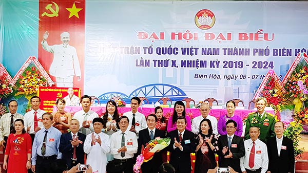 Các vị uỷ Uỷ ban MTTQ TP Biên Hoà ra mắt trước đại hội
