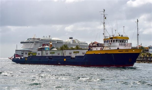 Tàu Midnight Stone từ Puerto Rico chở hàng viện trợ cho Venezuela cập cảng Willemstad, Curaçao, đảo Antilles thuộc Hà Lan ngày 24-2-2019. (Ảnh: AFP/TTXVN)