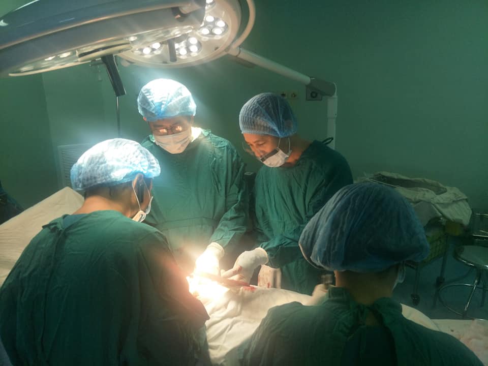 Cứu sống bệnh nhân bị cây gỗ đâm xuyên bụng