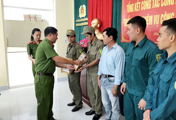 Lãnh đạo Công an phường Bửu Long (TP.Biên Hòa) trao thưởng cho các lực lượng đạt thành tích xuất sắc trong công tác phòng chống tội phạm