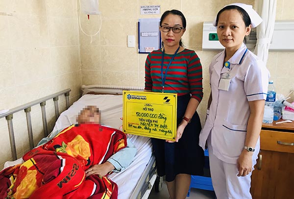  Cán bộ, nhân viên Bệnh viện đa khoa Đồng Nai đại diện Tổng Công ty Sonadezi hỗ trợ 50 triệu đồng cho bệnh nhân N.T.Đ.