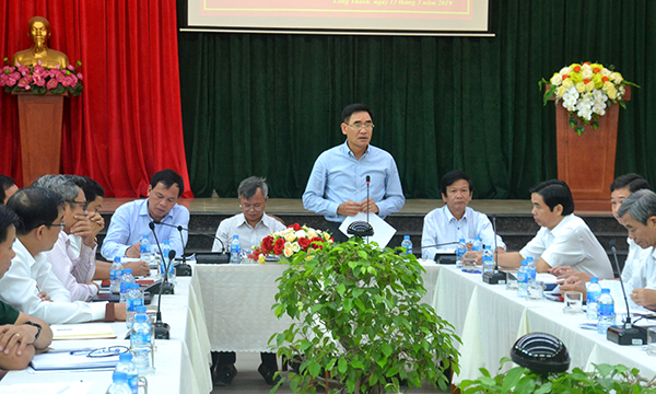 Phó chủ tịch UBND tỉnh Trần Văn Vĩnh chỉ đạo tại buổi làm việc với cán bộ giải phóng mặt bằng Cảng hàng không quốc tế Long Thành
