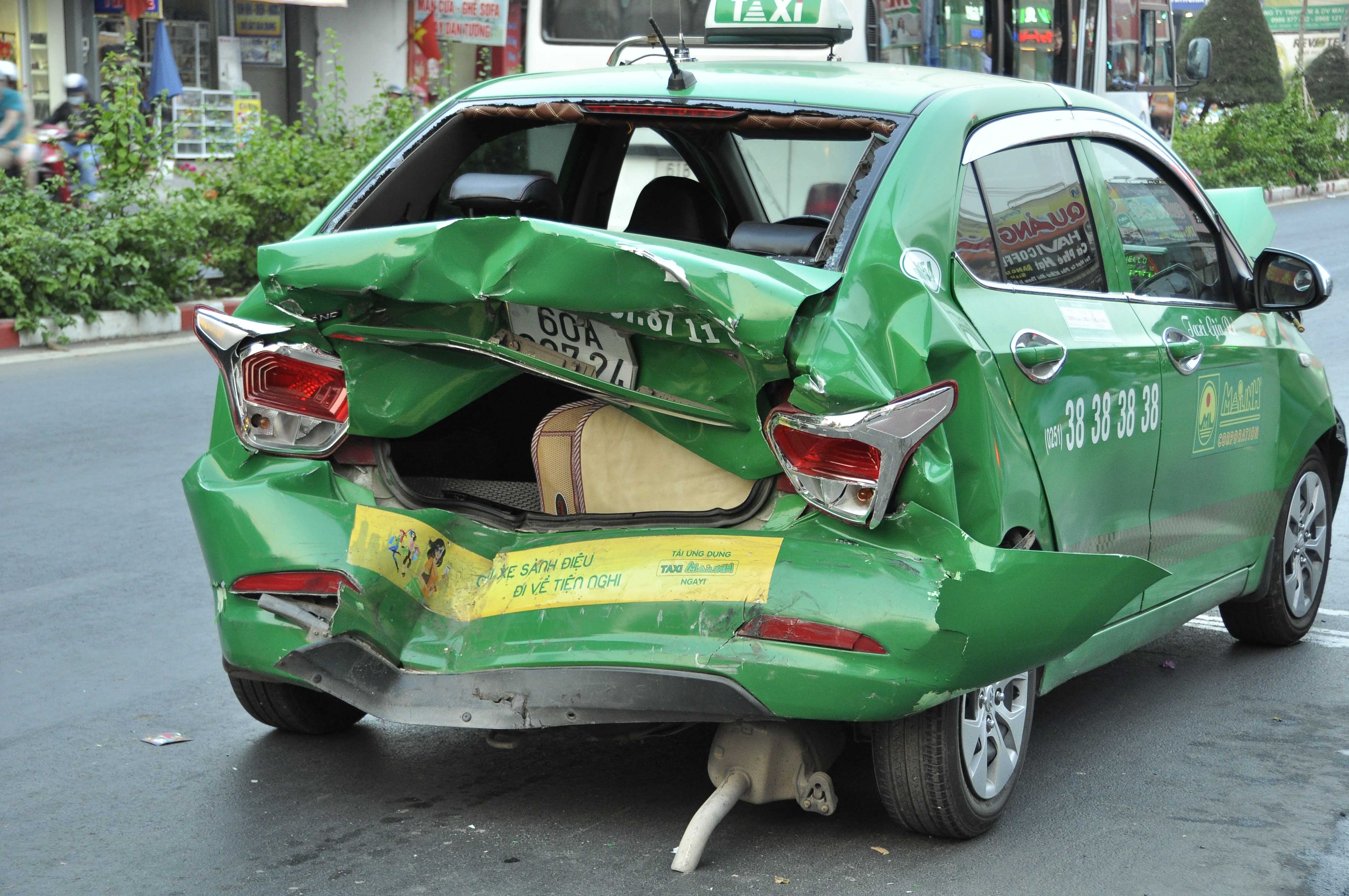 Chiếc xe taxi bị đẩy đi xa khoảng 50m dẫn đến hư hỏng nặng.