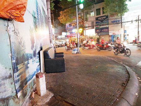 Sofa bị vứt trên vỉa hè đường Võ Thị Sáu, phường Thống Nhất, TP.Biên Hòa (ảnh chụp lúc 19 giờ ngày 12-3-2019)