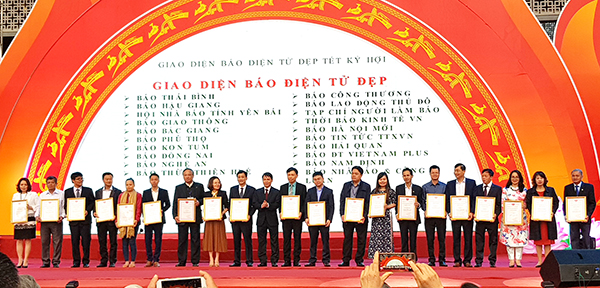 Chủ tịch Hội nhà báo tỉnh, Tổng biên tập Báo Đồng Nai Nguyễn Tôn Hoàn (thứ 2 từ trái sang) nhận giải Giao diện Báo điện tử đẹp.