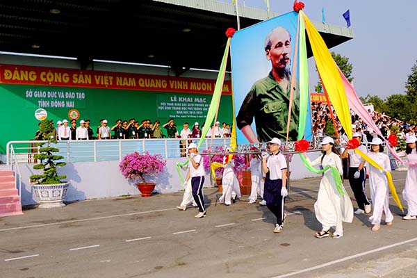 Hình Chủ tịch Hồ Chí Minh được rước qua Lễ đài trong lễ Khai mạc.