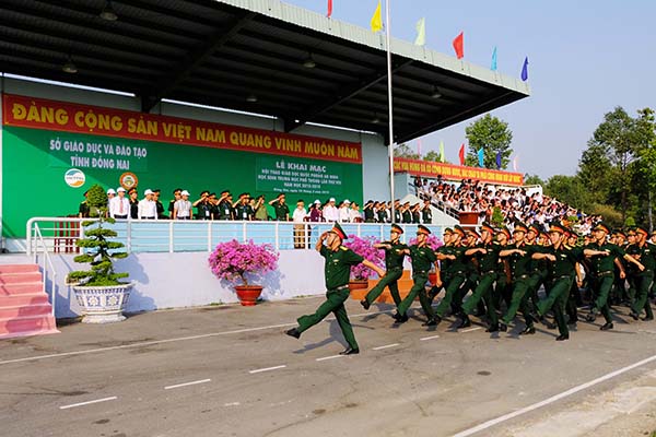 Cán bộ Lực lượng vũ trang tỉnh duyệt đội ngũ qua Lễ đài trong lễ Khai mạc.