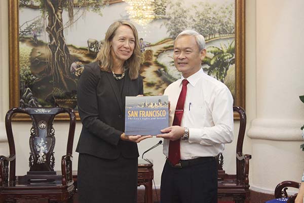 Bà Mary Tarnowka, Tổng lãnh sự Hoa Kỳ tại TP.Hồ Chí Minh tặng quà cho Bí thư Tỉnh ủy Nguyễn Phú Cường