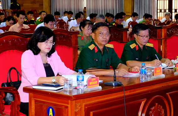 Phó Chủ tịch UBND tỉnh Nguyễn Hòa Hiệp và lãnh đạo Bộ Chỉ huy quân sự tỉnh dự hội nghị.