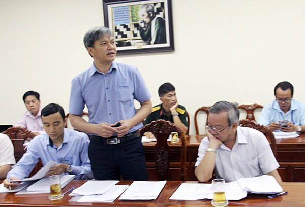Phó giám đốc Sở Giao thông - vận tải Từ Nam Thành trình bày về các phương án hướng tuyến của dự án. 