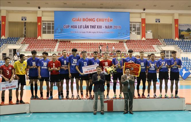 Ban Tổ chức trao giải Nhất cho đội Tràng An Ninh Bình. Ảnh: TTXVN