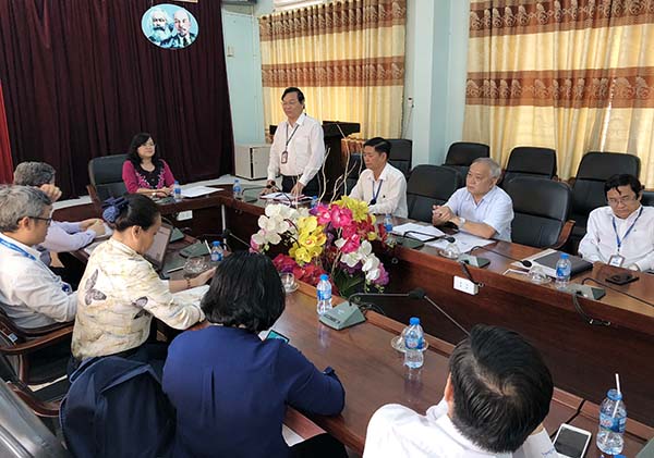 Lãnh đạo Trường đại học Đồng Nai phát biểu nêu các kiến nghị với Phó chủ tịch UBND tỉnh Nguyễn Hòa Hiệp