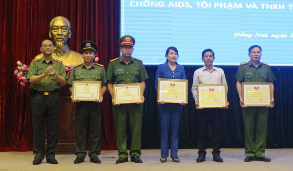Các tập thể, cá nhân nhận bằng khen của Ủy ban Trung ương MTTQ Việt Nam trong công tác đẩy mạnh phong trào Toàn dân bảo vệ an ninh Tổ quốc tại hội nghị   Ảnh: T.Tâm