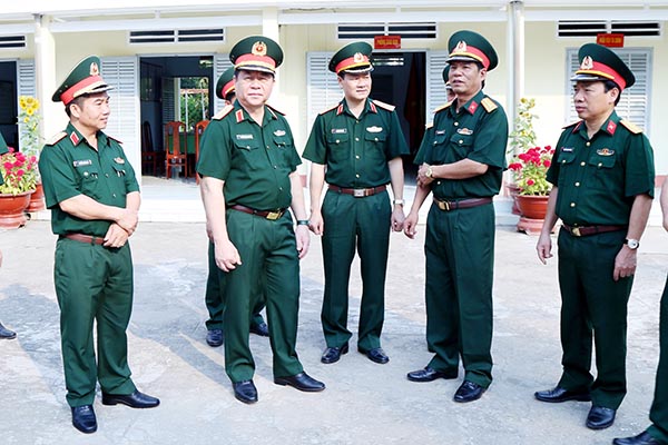 Thượng tướng Nguyễn Trọng Nghĩa (thứ 2 từ trái qua phải) trao đổi với lãnh đạo Quân đoàn 4 và Sư đoàn 7. Ảnh: Lê Cầu.