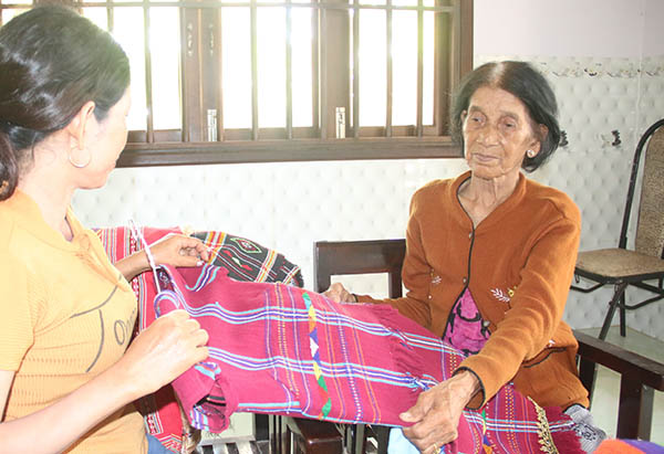 Bà Ka Ruông (82 tuổi, dân tộc Mạ, ngụ ấp Thanh Trung, xã Thanh Sơn, huyện Tân Phú) giới thiệu trang phục do mình dệt. Theo lãnh đạo địa phương, hiện nay tại xã Thanh Sơn chỉ còn bà Ka Ruông biết dệt thổ cẩm. Ảnh: V.TRUYên