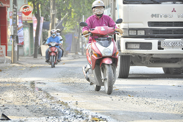 Mặt đường nhiều nơi phủ đầy đất đá rơi vãi, gây khó khăn cho người điều khiển xe 2 bánh 