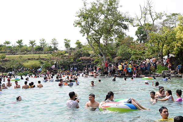 Công viên sinh thái Suối Mơ (huyện Tân Phú) là điểm đến của nhiều người vào dịp cuối tuần và lễ, tết