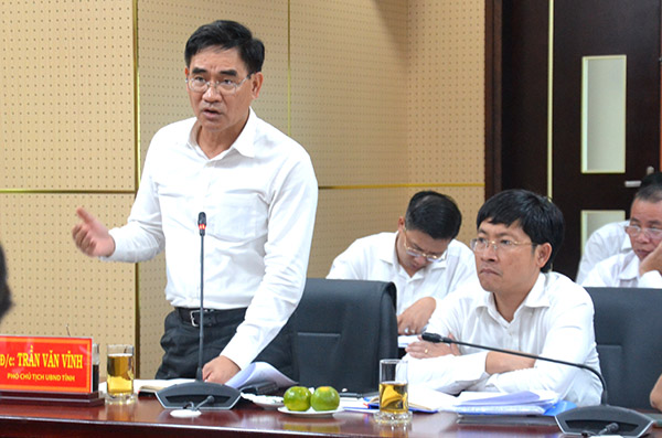 Phó chủ tịch UBND tỉnh Trần Văn Vĩnh trình bày những khó khăn về phát triển giao thông của tỉnh