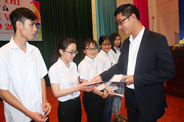 Bác sĩ Đoàn Vũ, giám đốc chi nhánh Thẩm mỹ viện Gangwhoo tặng học bổng cho các em sinh viên vượt khó học tốt.