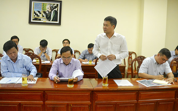 Giám đốc Ban quản lý dự án đầu tư xây dựng tỉnh Lê Quang Bình báo cáo tiến độ dự án 